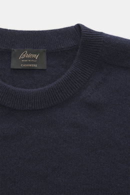 Brioni Cashmere Rundhalspullover navy, Nahaufnahme von oben, reiner Cashmere, weicher Griff, feines Strickbild, Regular Fit, Rundhalsausschnitt, Kontrast-Schulterpasse, Rippbündchen.