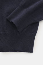 Nahaufnahme des Brioni Cashmere Rundhalspullover navy von oben, zeigt feines Strickbild, reine Cashmerequalität, Regular Fit, Rundhalsausschnitt, Kontrast-Schulterpasse und weiche Rippbündchen.