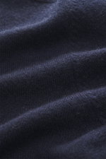 Nahaufnahme des feinen Strickbilds und weichen Griffs des Brioni Cashmere Rundhalspullover navy aus reinem Cashmere, Regular Fit, von oben fotografiert.