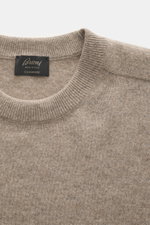 Nahaufnahme des Brioni Cashmere Rundhalspullover taupe meliert von oben, zeigt feines Strickbild, Rundhalsausschnitt, Schulterpasse in Kontraststrick.