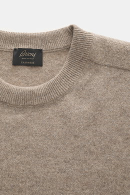 Nahaufnahme des Brioni Cashmere Rundhalspullover taupe meliert von oben, zeigt feines Strickbild, Rundhalsausschnitt, Schulterpasse in Kontraststrick.