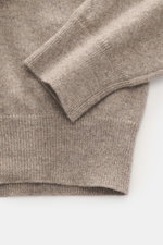 Brioni Cashmere Rundhalspullover taupe meliert, Detailaufnahme von Ärmel und Saum, reiner Cashmere, feines Strickbild, komfortable Rippbündchen.