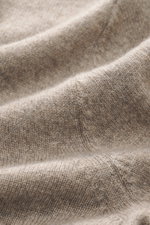 Nahaufnahme des fein gestrickten Brioni Cashmere Rundhalspullover taupe meliert aus reiner, weicher Cashmere-Faser mit feinem Strickbild, fotografiert aus schräger Perspektive.