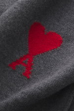 Nahaufnahme des Ami Paris Rundhalspullover dunkelgrau aus reiner Schurwolle, zeigt weichen Griff, dichten Strick und rote XXL-Logo-Intarsie frontal.