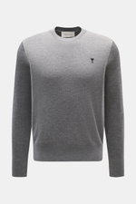 Ami Paris Merino Rundhalspullover grau meliert, Frontansicht, aus reiner Merinowolle mit feinem Strickbild, Regular Fit, Rundhalsausschnitt, Logo-Stitching und Rippbündchen.