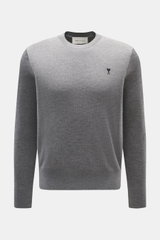 Ami Paris Merino Rundhalspullover grau meliert, Frontansicht, aus reiner Merinowolle mit feinem Strickbild, Regular Fit, Rundhalsausschnitt, Logo-Stitching und Rippbündchen.
