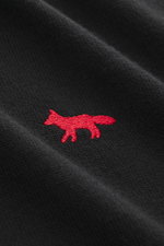 Maison Kitsuné Rundhalspullover 'Red Profile' schwarz, Nahaufnahme von rotem Fuchs-Stitching auf feinem Strick aus reiner Wolle.