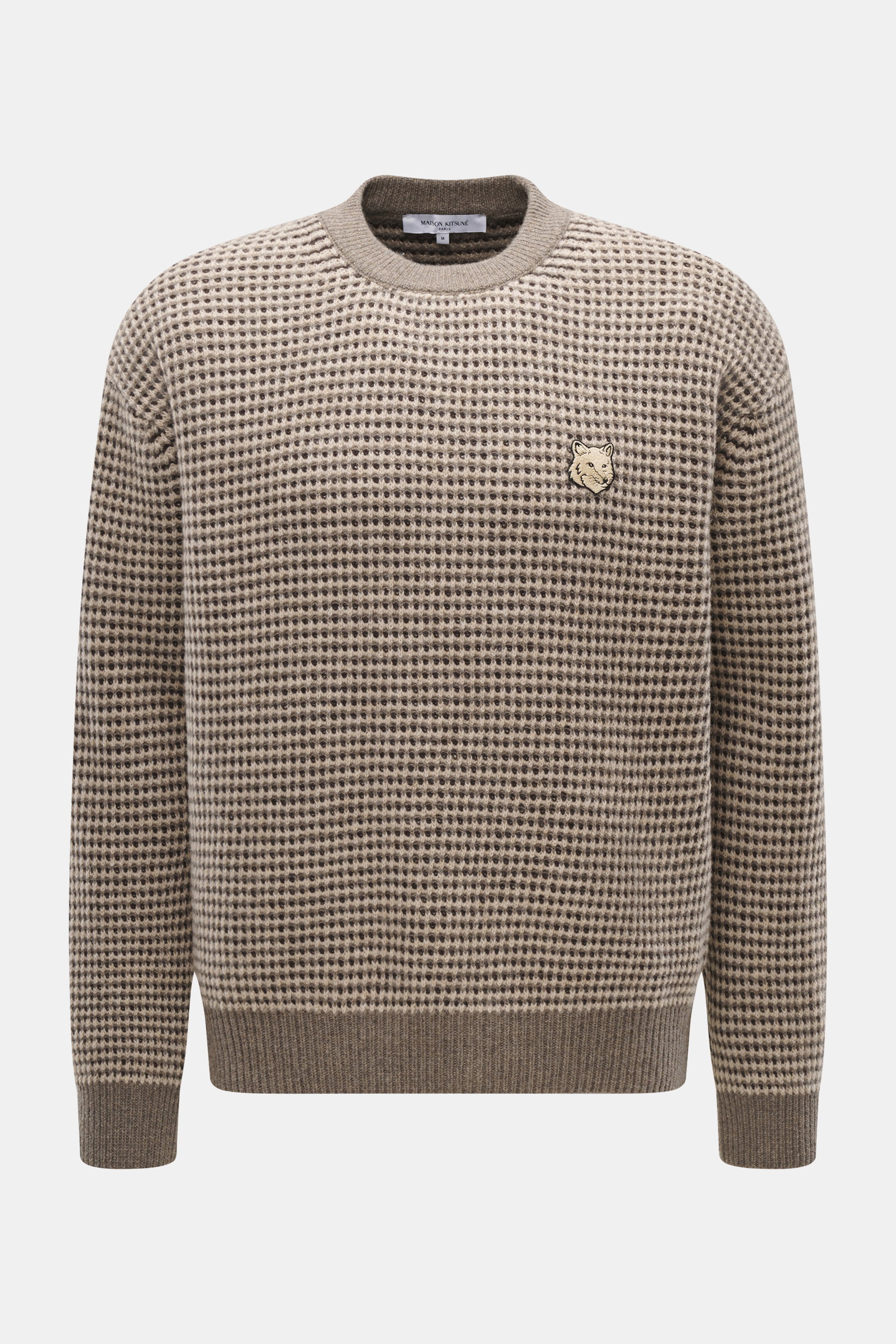 Maison Kitsuné Rundhalspullover 'Fox Head' offwhite/grau/schwarz gestreift, frontal fotografiert, reine Wolle, leicht griffig, mittelfeines Waffel-Strickbild, Oversized Fit, Rundhals, Fuchs-Motiv Brust, Rippbündchen.