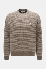 Maison Kitsuné Rundhalspullover 'Fox Head' offwhite/grau/schwarz gestreift, frontal fotografiert, reine Wolle, leicht griffig, mittelfeines Waffel-Strickbild, Oversized Fit, Rundhals, Fuchs-Motiv Brust, Rippbündchen.