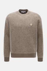 Maison Kitsuné Rundhalspullover 'Fox Head' offwhite/grau/schwarz gestreift, frontal fotografiert, reine Wolle, leicht griffig, mittelfeines Waffel-Strickbild, Oversized Fit, Rundhals, Fuchs-Motiv Brust, Rippbündchen.