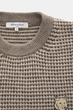Maison Kitsuné Rundhalspullover 'Fox Head' offwhite/grau/schwarz gestreift, Detailfoto von oben, reine Wolle, mittelfeines Waffel-Strickbild, Fuchs-Motiv, Rippbündchen.