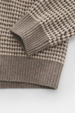 Nahaufnahme des Ärmelbündchens vom Maison Kitsuné Rundhalspullover 'Fox Head' offwhite/grau/schwarz gestreift aus reiner Wolle, leicht griffig, mittelfeines Waffel-Strickbild, Oversized Fit, Rundhalsausschnitt, eingestricktes Fuchs-Motiv, komfortable Ripp