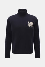 Maison Kitsuné Rollkragenpullover navy aus reiner Wolle, mittelfeines Strickbild, hoher Mock-Neck, Fuchs-Intarsienmotiv, frontal fotografiert.