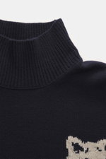 Maison Kitsuné Rollkragenpullover navy aus reiner Wolle, Detailaufnahme von oben zeigt hohen Mock-Neck, weichen Griff und Fuchs-Intarsienstrick.