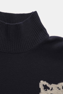 Maison Kitsuné Rollkragenpullover navy aus reiner Wolle, Detailaufnahme von oben zeigt hohen Mock-Neck, weichen Griff und Fuchs-Intarsienstrick.