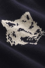 Nahaufnahme des labeltypischen Fuchs-Motivs als Intarsienstrick auf dem Maison Kitsuné Rollkragenpullover navy aus reiner Wolle.