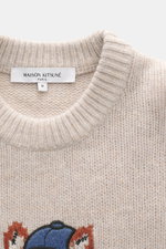 Maison Kitsuné Rundhalspullover sand meliert aus Wolle, Detailaufnahme von oben auf Rundhalsausschnitt, weicher Griff, mittelfeines Strickbild.