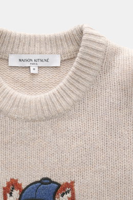 Maison Kitsuné Rundhalspullover sand meliert aus Wolle, Detailaufnahme von oben auf Rundhalsausschnitt, weicher Griff, mittelfeines Strickbild.
