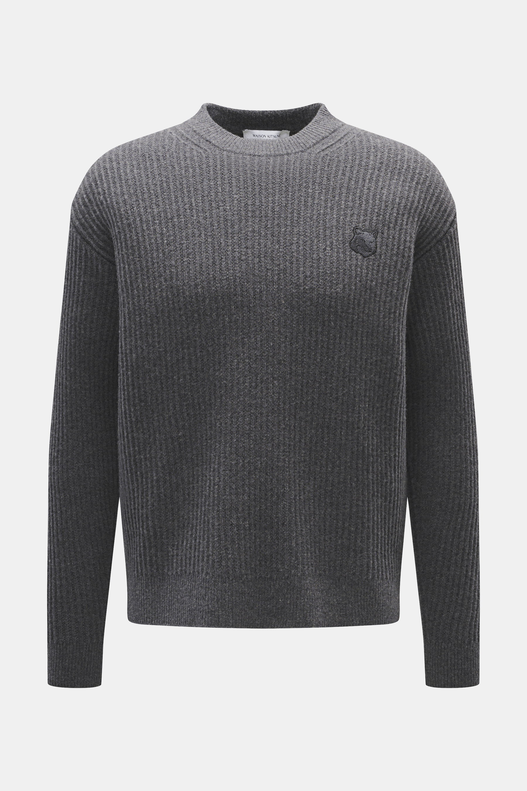 Maison Kitsuné Rundhalspullover dunkelgrau frontal fotografiert, aus reiner Wolle, weicher Griff, breiter Rippstrick, mittelfeines Strickbild, Regular Fit, Rundhalsausschnitt, tonales Fuchs-Stitching, komfortable Rippbündchen.
