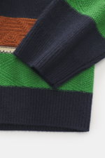 Nahaufnahme des Ärmels und unteren Bereichs vom Guest In Residence Cashmere Rundhalspullover navy/grün/rostbraun gestreift, reiner Cashmere, weicher Griff, mittelfeines Strickbild, Oversized Fit, Rundhalsausschnitt, seitliche Perspektive.