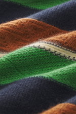 Nahaufnahme des Guest In Residence Cashmere Rundhalspullover navy/grün/rostbraun gestreift mit mittelfeinem Strickbild, aus reiner Cashmere, weichem Griff, Oversized Fit und Rundhalsausschnitt, fotografiert aus seitlicher Perspektive.