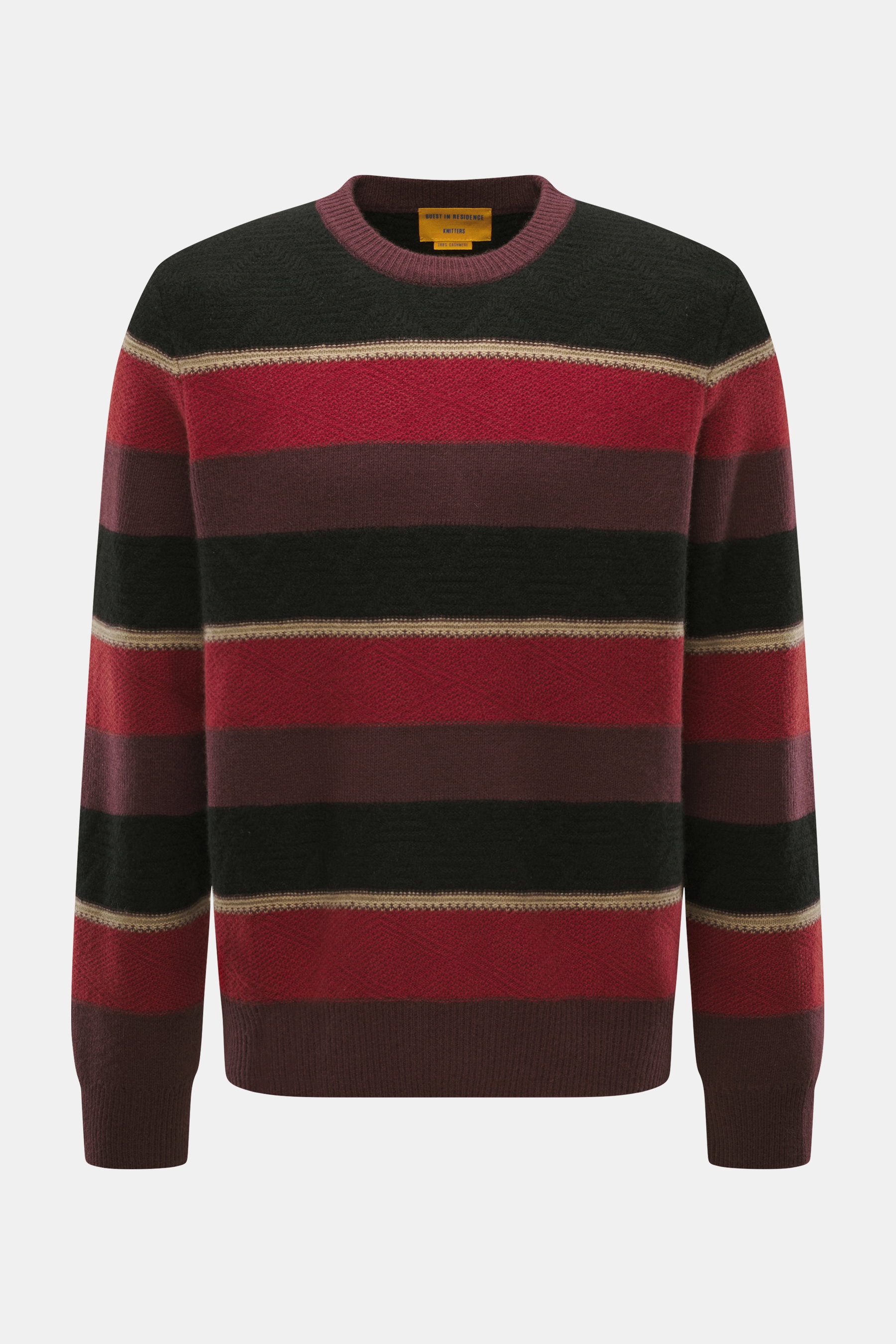 Frontale Nahaufnahme des Guest In Residence Cashmere Rundhalspullover schwarz/rot/violett gestreift mit reinem Cashmere, weichem Griff, mittelfeinem Strickbild, Oversized Fit und Rundhalsausschnitt.