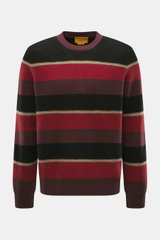 Frontale Nahaufnahme des Guest In Residence Cashmere Rundhalspullover schwarz/rot/violett gestreift mit reinem Cashmere, weichem Griff, mittelfeinem Strickbild, Oversized Fit und Rundhalsausschnitt.