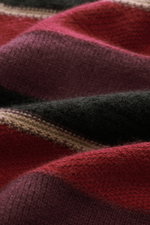 Nahaufnahme des Guest In Residence Cashmere Rundhalspullover schwarz/rot/violett gestreift, weich, mittelfein gestrickt, Oversized Fit, Rundhalsausschnitt, reiner Cashmere.