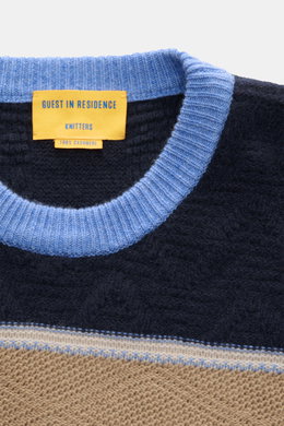 Nahaufnahme des Guest In Residence Cashmere Rundhalspullover navy/sand/blau gestreift mit Rundhalsausschnitt, mittelfeinem Strickbild, Oversized Fit, aus reinem Cashmere mit weichem Griff, von oben fotografiert.