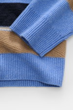 Nahaufnahme aus schräger Perspektive des Guest In Residence Cashmere Rundhalspullover navy/sand/blau gestreift mit reinem Cashmere, weichem Griff, mittelfeinem Strickbild, Oversized Fit und Rundhalsausschnitt.