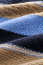 Nahaufnahme des Guest In Residence Cashmere Rundhalspullover navy/sand/blau gestreift mit mittelfeinem Strickbild, weichem Griff, Oversized Fit und Rundhalsausschnitt aus reinem Cashmere, fotografiert aus schräger Perspektive.