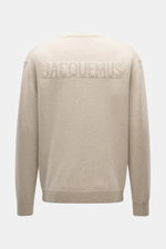 Back view of Jacquemus Merino crew neck sweater beige melange made of elastic merino wool with soft touch, medium-fine knit pattern, regular fit, crew neckline, logo detail on the back, and comfortable ribbed cuffs.