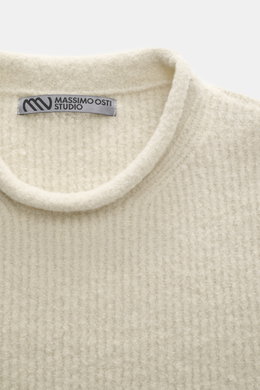 Nahaufnahme von cremefarbenem Massimo Osti Studio Rundhalspullover mit voluminösem Strickbild, Slim Fit, Rundhalsausschnitt mit Rollsaum, Mix aus Wolle und Microfaser, weicher Griff.