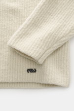 Massimo Osti Studio Rundhalspullover creme, Nahaufnahme von Ärmel und Bund, Mix aus Wolle und Microfaser, weicher Griff, voluminöses Strickbild, Slim Fit, Rundhalsausschnitt mit Rollsaum.