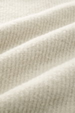 Massimo Osti Studio Rundhalspullover creme, Nahaufnahme von voluminösem Strickbild, weicher Griff, Mix aus Wolle und Microfaser, Slim Fit, Rundhalsausschnitt mit Rollsaum.