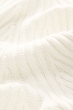 C.P. Company Rundhalspullover creme, Detailaufnahme aus Nahperspektive mit Rippstrick aus reiner Baumwolle, weicher Qualität, mittelfeinem Strickbild, Slim Fit, Raglanärmel, Tasche am Ärmel, labeltypischem Linsen-Detail.
