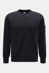Vorderansicht des C.P. Company Rundhalspullover navy, Slim Fit mit Rundhalsausschnitt, Tasche am Oberarm, weicher Griff, feines Strickbild, flexible Rippbündchen, Mix aus Schurwolle und Microfaser, labeltypisches Linsen-Detail.