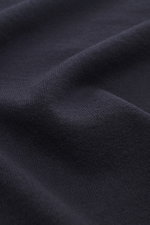 Nahaufnahme des feinen Strickbilds vom C.P. Company Rundhalspullover navy, Mix aus Schurwolle und Microfaser, weicher Griff.