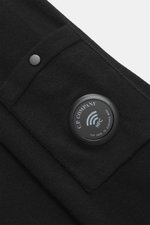 Nahaufnahme aus schräger Perspektive des schwarzen C.P. Company Rundhalspullovers mit Mix aus Schurwolle und Microfaser, weichem Griff, feinem Strickbild, Slim Fit, Rundhalsausschnitt, Oberarmtasche mit Druckknopf, labeltypischem Linsen-Detail und flexibl