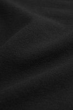 Detailaufnahme des feinen Strickbildes vom C.P. Company Rundhalspullover schwarz, Mix aus Schurwolle und Microfaser, weicher Griff, Slim Fit, Rundhalsausschnitt, Tasche mit Druckknopf am Oberarm, labeltypisches Linsen-Detail, flexible Rippbündchen, fotogr
