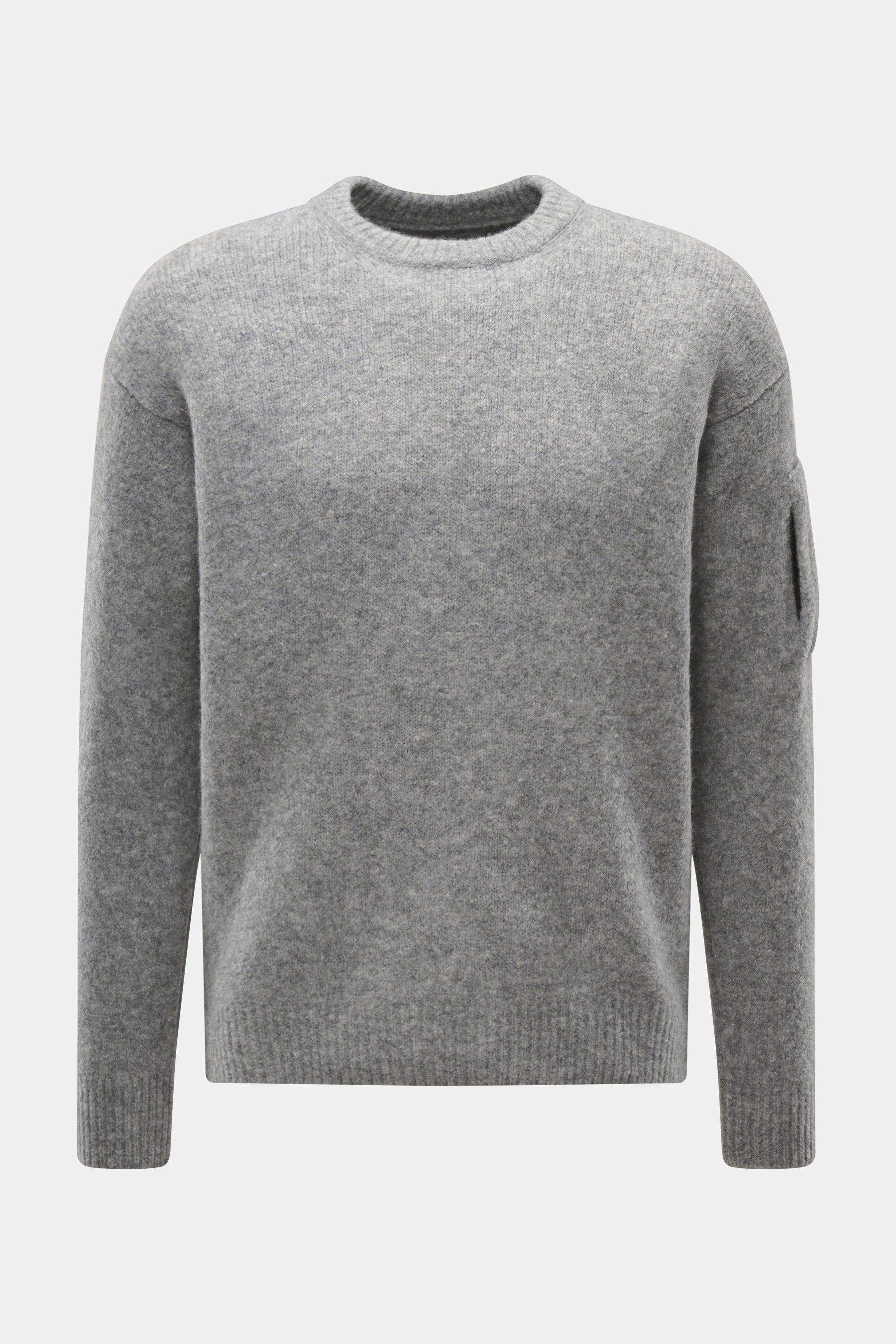 C.P. Company Rundhalspullover grau meliert, frontal fotografiert, mittelfeines Strickbild, Mix aus Wolle und Microfaser, Slim Fit, weicher Griff, elastisch, Zipper-Tasche am Oberarm, flexible Rippbündchen, labeltypisches Linsen-Detail.