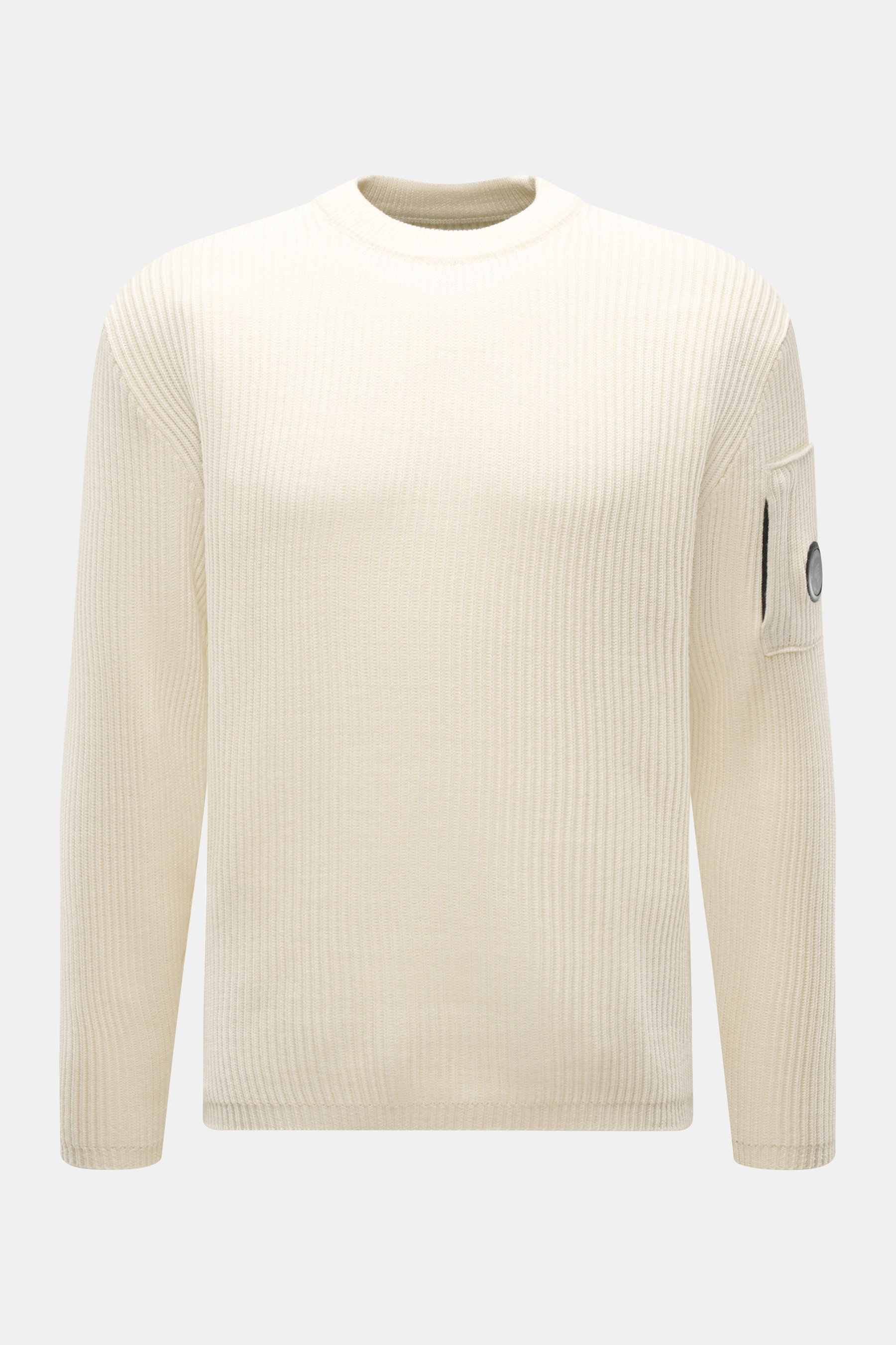 C.P. Company Rundhalspullover creme, frontal fotografiert, mittelfeiner Strick aus Schurwolle und Microfaser, weicher Griff, Slim Fit, Rundhalsausschnitt, Patent-Strickmuster, Tasche mit Zipper am Oberarm, Linsen-Detail, flexible Rippbündchen.