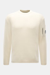 C.P. Company Rundhalspullover creme, frontal fotografiert, mittelfeiner Strick aus Schurwolle und Microfaser, weicher Griff, Slim Fit, Rundhalsausschnitt, Patent-Strickmuster, Tasche mit Zipper am Oberarm, Linsen-Detail, flexible Rippbündchen.