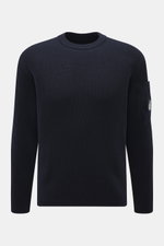 C.P. Company Rundhalspullover navy, frontal fotografiert, mittelfeiner Strick aus Schurwolle, weicher Griff, Slim Fit, Patent-Strickmuster, Rundhalsausschnitt, Zipper-Tasche am Oberarm, Linsen-Detail, flexible Rippbündchen.