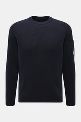C.P. Company Rundhalspullover navy, frontal fotografiert, mittelfeiner Strick aus Schurwolle, weicher Griff, Slim Fit, Patent-Strickmuster, Rundhalsausschnitt, Zipper-Tasche am Oberarm, Linsen-Detail, flexible Rippbündchen.