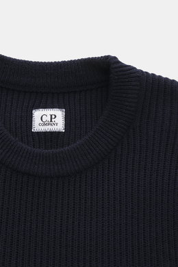C.P. Company Rundhalspullover navy, Nahaufnahme von oben, mittelfeines Strickbild, markantes Patent-Strickmuster, weicher Griff, Rundhalsausschnitt, labeltypisches Linsen-Detail.