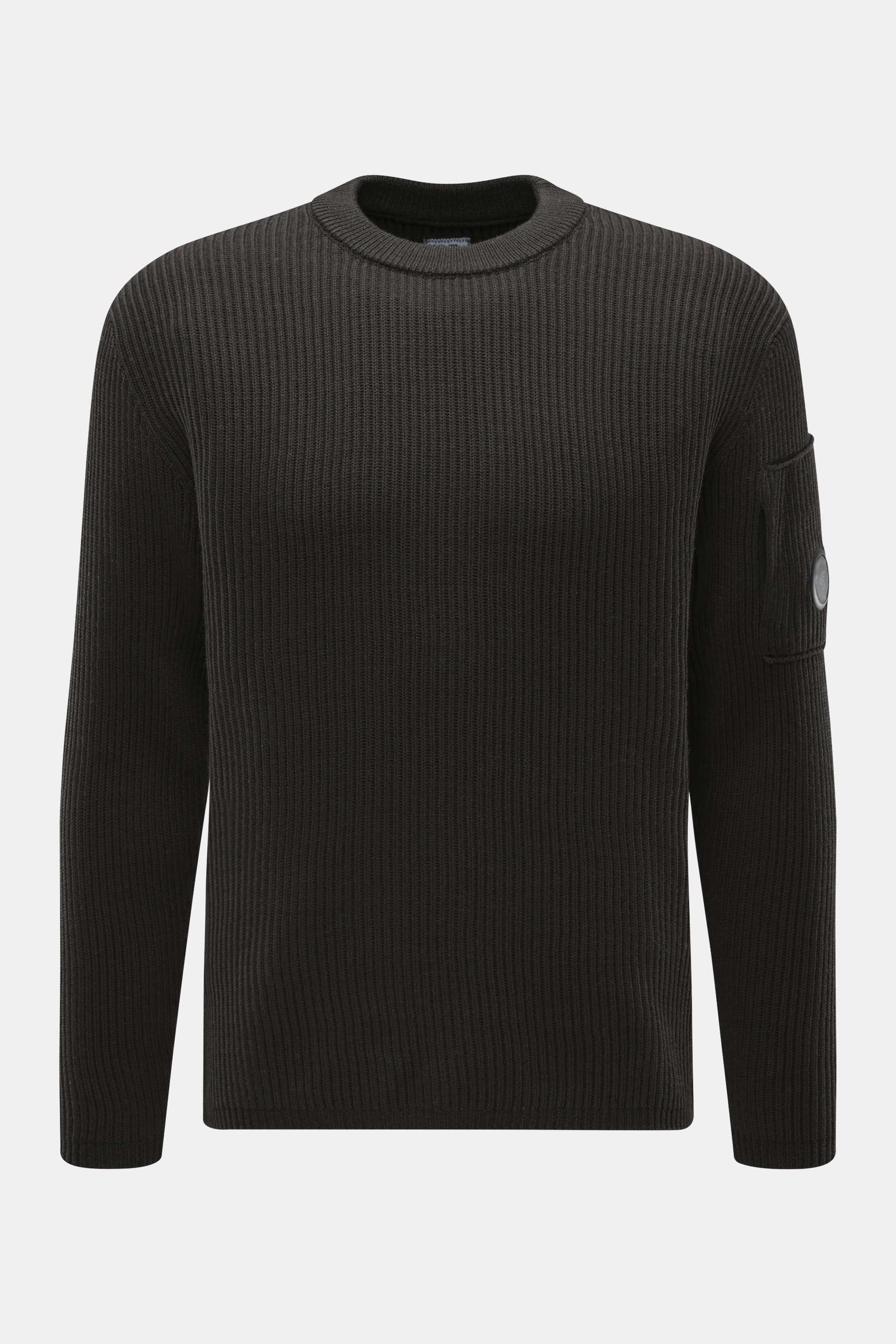 Vorderansicht des C.P. Company Rundhalspullovers anthrazit, Strick aus Schurwolle, weicher Griff, mittelfeines Strickbild, Patent-Strickmuster, Slim Fit, Rundhalsausschnitt, Oberarmtasche mit Zipper, Linsen-Detail, flexible Rippbündchen.