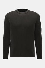 Vorderansicht des C.P. Company Rundhalspullovers anthrazit, Strick aus Schurwolle, weicher Griff, mittelfeines Strickbild, Patent-Strickmuster, Slim Fit, Rundhalsausschnitt, Oberarmtasche mit Zipper, Linsen-Detail, flexible Rippbündchen.