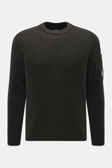 Vorderansicht des C.P. Company Rundhalspullovers anthrazit, Strick aus Schurwolle, weicher Griff, mittelfeines Strickbild, Patent-Strickmuster, Slim Fit, Rundhalsausschnitt, Oberarmtasche mit Zipper, Linsen-Detail, flexible Rippbündchen.