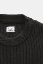 C.P. Company Rundhalspullover anthrazit, Nahaufnahme von oben, mittelfeines Strickbild, weicher Griff, Patent-Strickmuster, Rundhalsausschnitt.